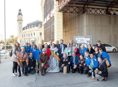 La delegació de valencians i valencianes procedents dels centres valencians en l’exterior visita l’exposició ‘Abraçades en el port’